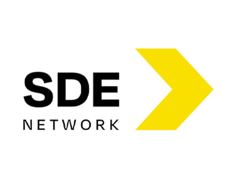 Logo SDE Network, con SDE in nero grande e NETWORK in nero più piccolo, più una freccia gialla.