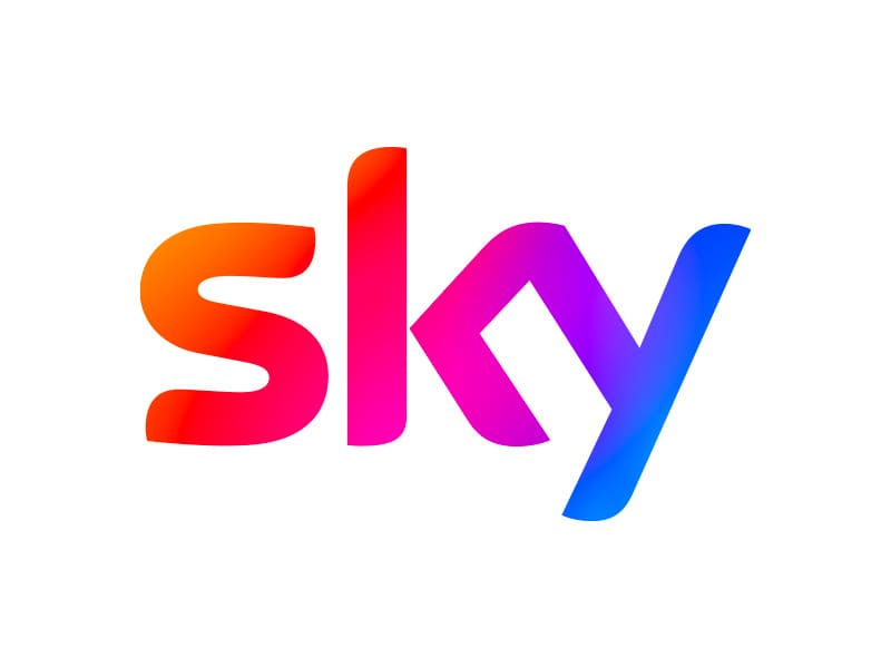 Logo Sky in caratteri gradienti rosso, viola e blu su sfondo bianco.